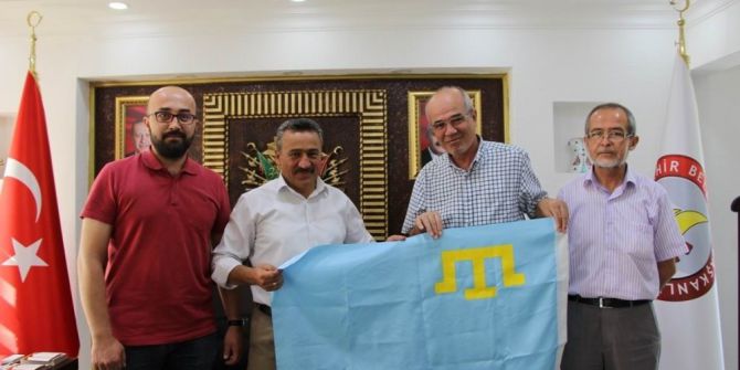 Başkan Tutal’a Kırım bayrağı hediye edildi