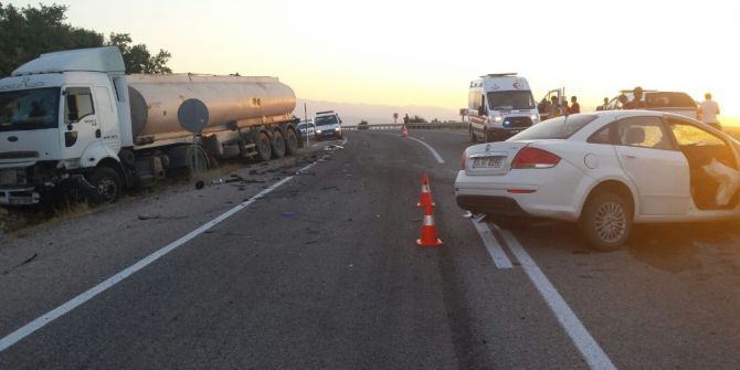 Malatya’da otomobil tıra çarptı: 1 ölü