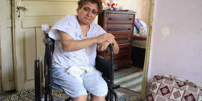 Eşinden ayrıldı, felç oldu, babası ölünce ortada kaldı