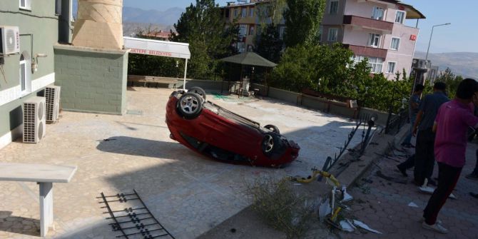 Freni boşalan otomobil cami avlusuna devrildi