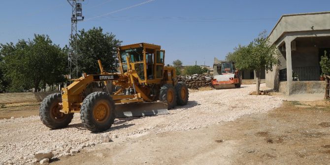 İlçe merkezine 80 kilometre uzaklıktaki mahallelere de yol götürülüyor