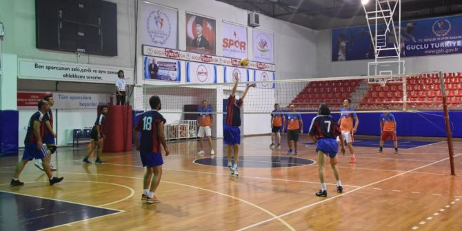 Kurumlar arası voleybol maçları oynanıyor