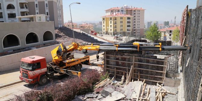 İnşaat işçisinin üzerine vinç düştü