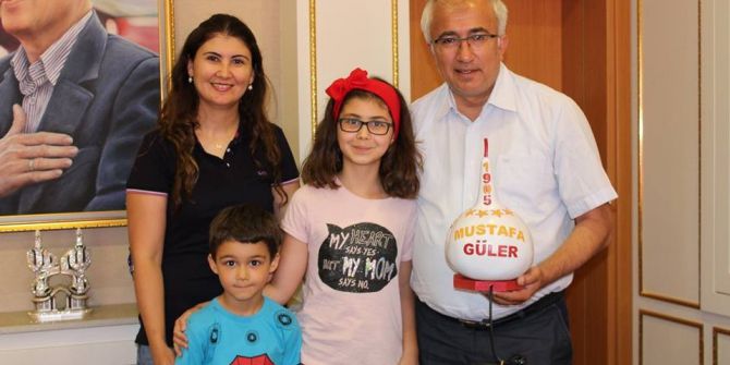 Su kabağından lamba yapıyor