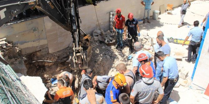 Kolejde tavan çöktü: 1 işçi göçük altında