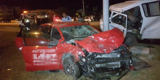 Samsun’da minibüs ile otomobil çarpıştı: 4 yaralı