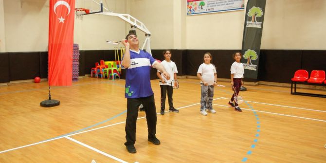 Fadıloğlu, gençlerle badminton oynadı