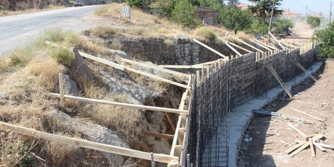 Yüz Evler Mahallesinde park zemin ve istinat duvarı çalışması