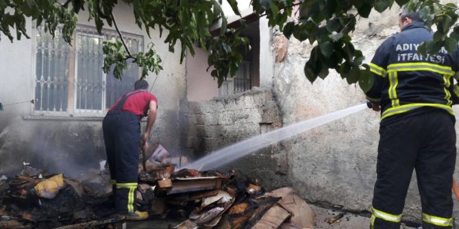 Odunluk yangını eve sıçramadan söndürüldü