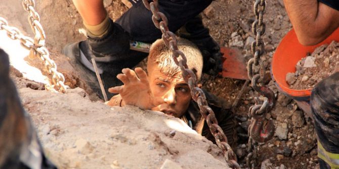 Göçük altında kalan işçiye 2 buçuk saat sonra ulaşıldı