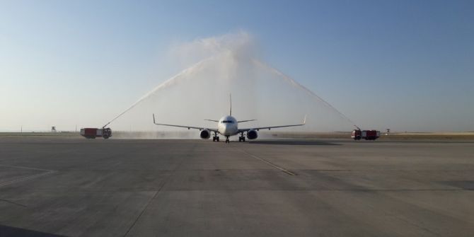 Özel havayolu uçağı su gösterisiyle karşılandı