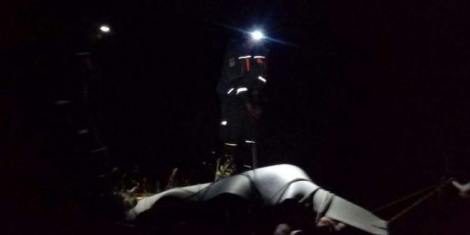 Yaşlı kadın, uçuruma düşen ineğinin kurtarılmasını battaniyeye sarılarak bekledi