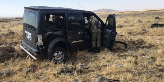 Hafif ticari araç kaza yaptı: 1 yaralı