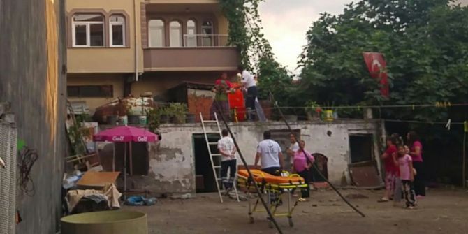 Çatıda mahsur kalan yaşlı kadının imdadına sağlık ekipleri yetişti