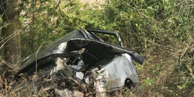 Sakarya’da otomobil su kanalına devrildi: 4 yaralı