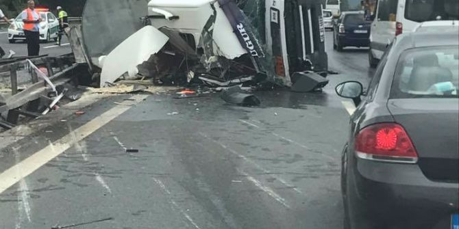 TEM’de tanker devrildi 1 yaralı