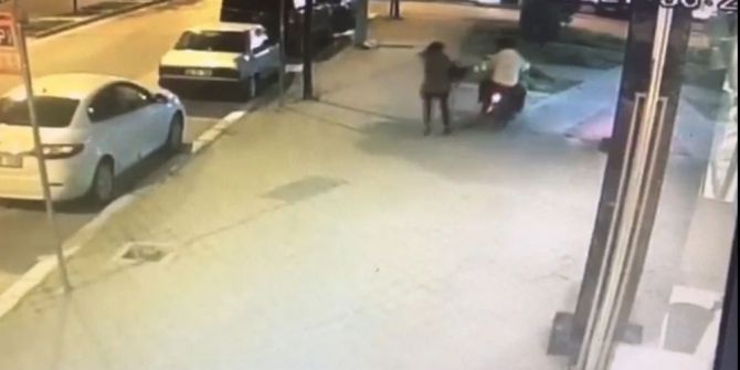 Sakarya’daki motosikletli gasp güvenlik kameralarına yansıdı