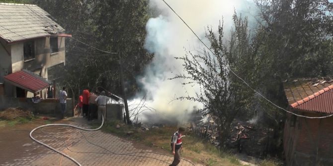 Bartın’da iki katlı ahşap ev yangında kül oldu