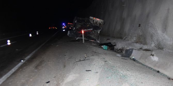 Tır iş makinesine arkadan çarptı: 1 ölü, 2 yaralı