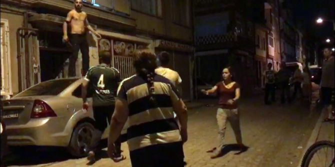 Alkollü şahıs araçların üzerine çıkarak kendini kesmek istedi