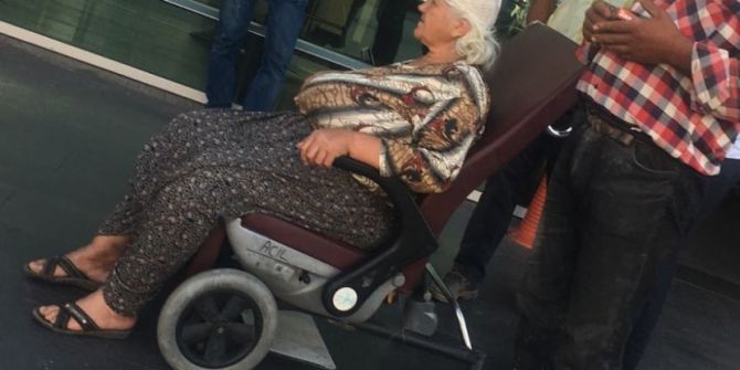 Boğanın tekmelediği kadın başından yaralandı