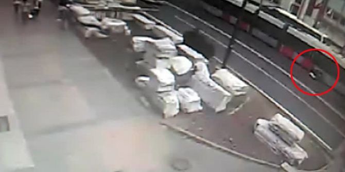 İki tramvay arasında kalarak ölümden dönen motosikletlinin görüntüleri kamerada