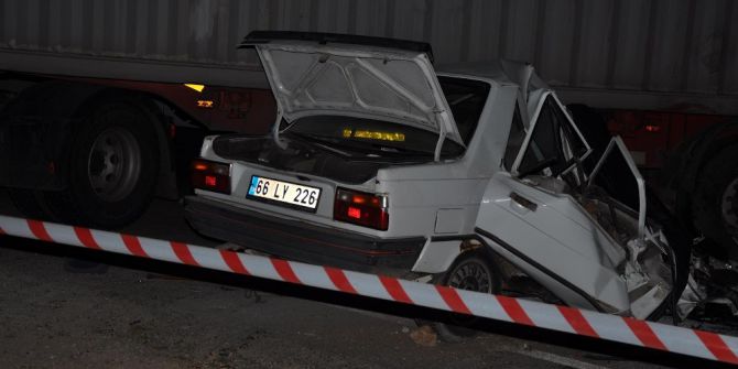 Yozgat’ta otomobil tıra çarptı: 2 ölü