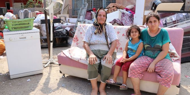 Yaşlı kadını eşyalarıyla sokağa attılar