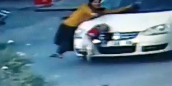 Oğlunu otomobilin altında kalmaktan kurtaramadı