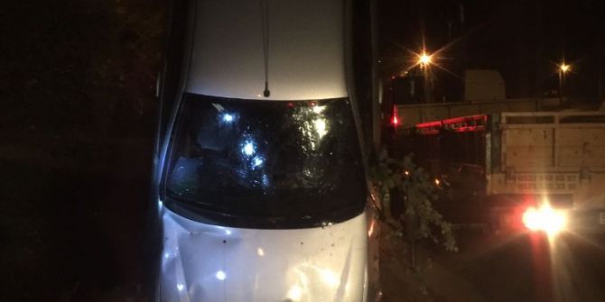 Direksiyon hakimiyetini kaybeden sürücü dereye uçtu