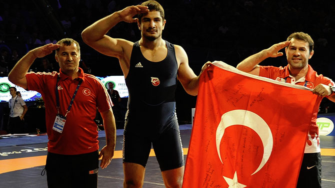 Milli güreşçi 2016 Rio'da Altın Madalya Kazandı