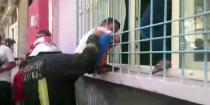 Demir parmaklıklara sıkışan çocuğu itfaiye kurtardı