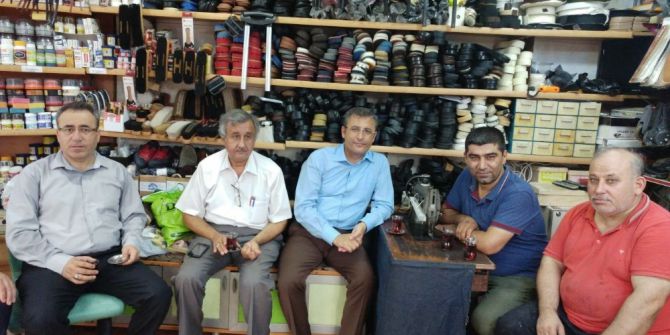 Başkan Pamuk, esnaf ve vatandaşlarla bir araya gelerek sorunlarını dinliyor