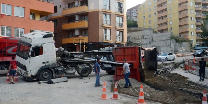 Yük boşaltan çekici devrildi, faciadan dönüldü
