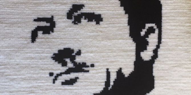 Cumhurbaşkanı Erdoğan’ın portresi halıya dokundu