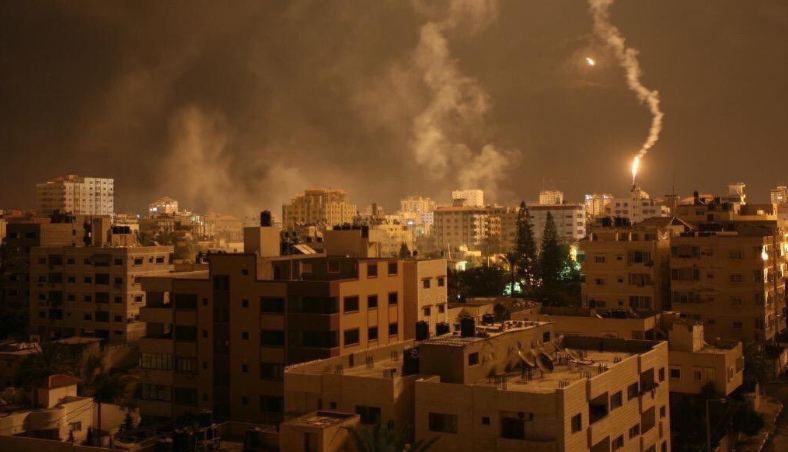 İsrail Gazze'yi Bombalıyor...