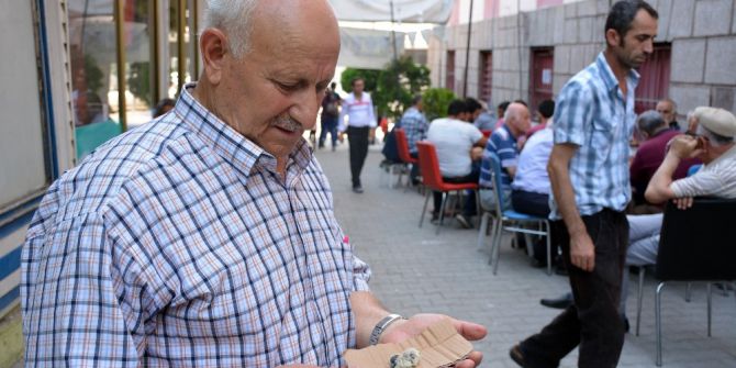 Yuvasından düşen yavru kumru için seferber oldular