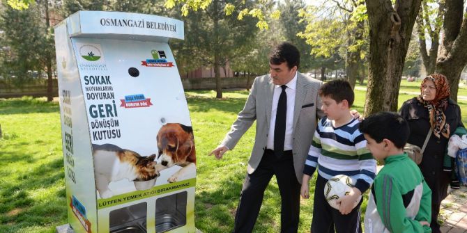 Sokak hayvanları geri dönüşüm ile beslendi