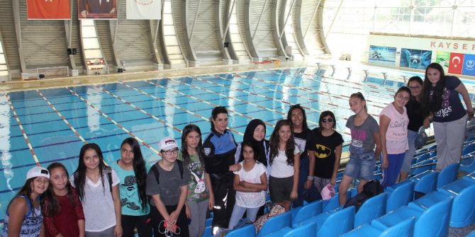 Emniyetle kulaç atıyorlar