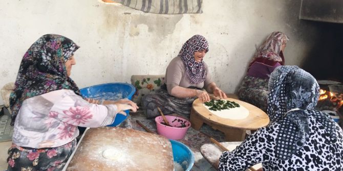 Hisarcıklı kadınlar hamur işlerini imece usulü yapıyor
