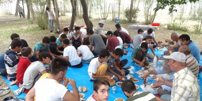 Yaz kursunu tamamlayan çocuklar şelaleyi gezdi