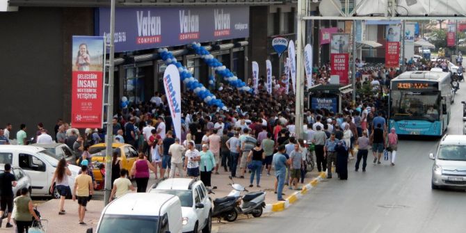 Teknoloji market açılışında indirim izdihamı