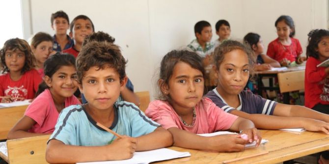 Büyükler bahçede, çocuklar derste