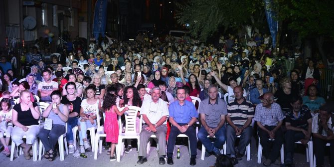 Yeni mahallede halk konseri