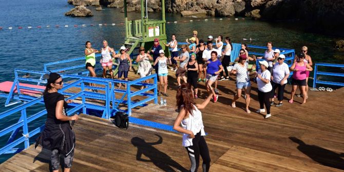 Muratpaşalı evkadınları plajda zumba yapıyor