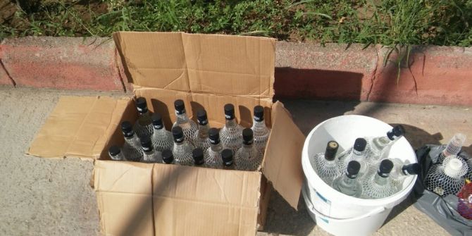 Sahte içkilerle yakalandı