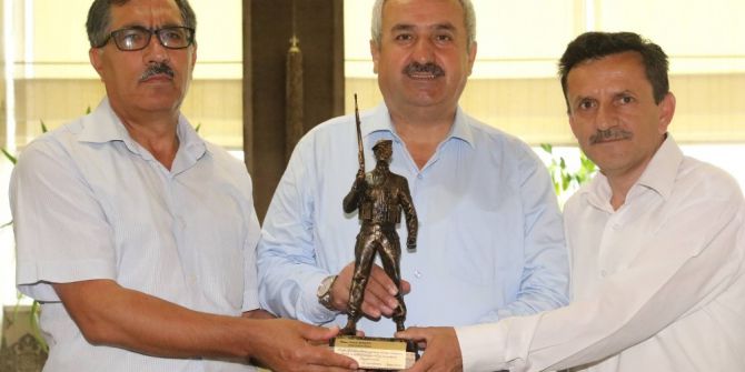 Körfez şehit ailelerinden Başkan Baran’a anıt teşekkürü