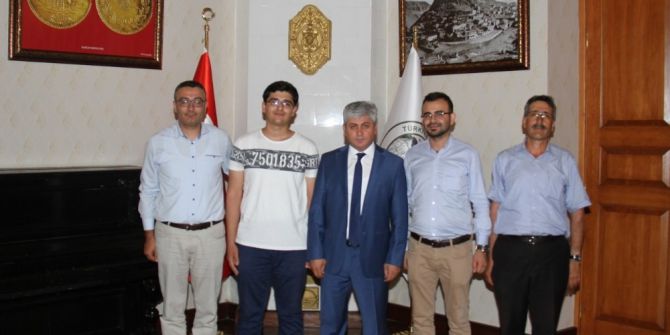 Vali Doğan, Anadolu Bursiyerini makamında kabul etti