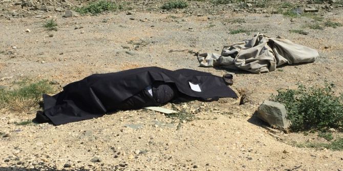 Traktör römorkunun altında kahvaltı etmek istedi, canından oldu