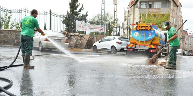 Beyoğlu’nda cadde ve sokaklar sabunlu su ile yıkanıyor